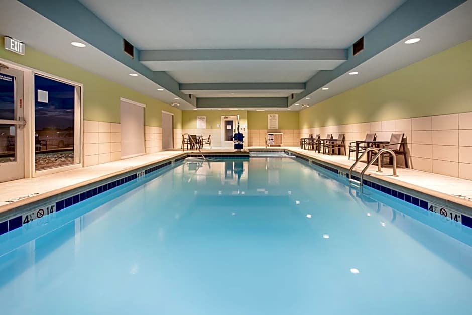 Holiday Inn Express & Suites Great Bend By IHG