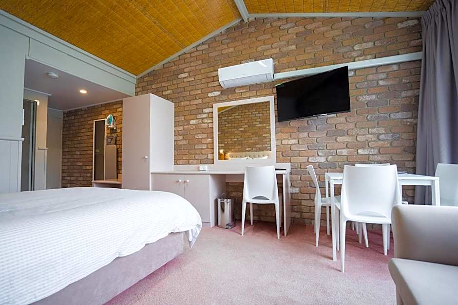 Farnham Court Motel and Restaurant