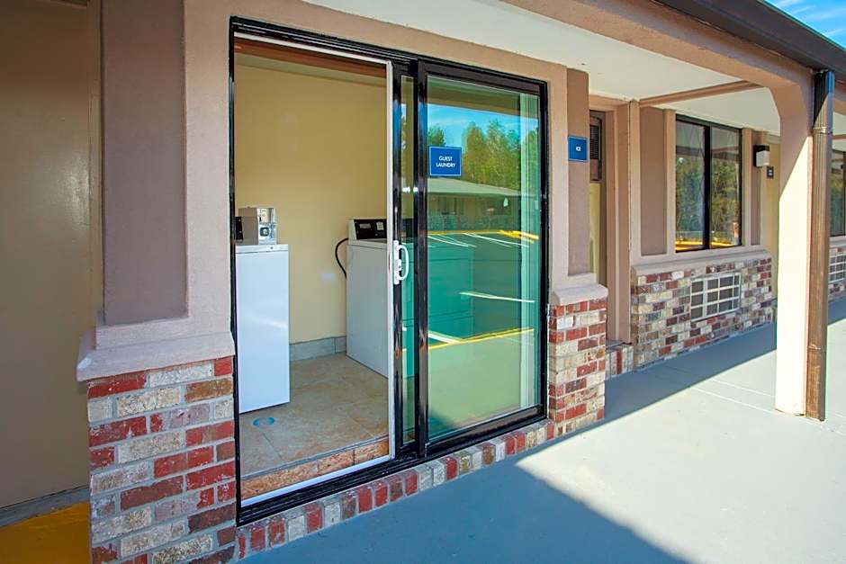 Travelodge by Wyndham Macon West