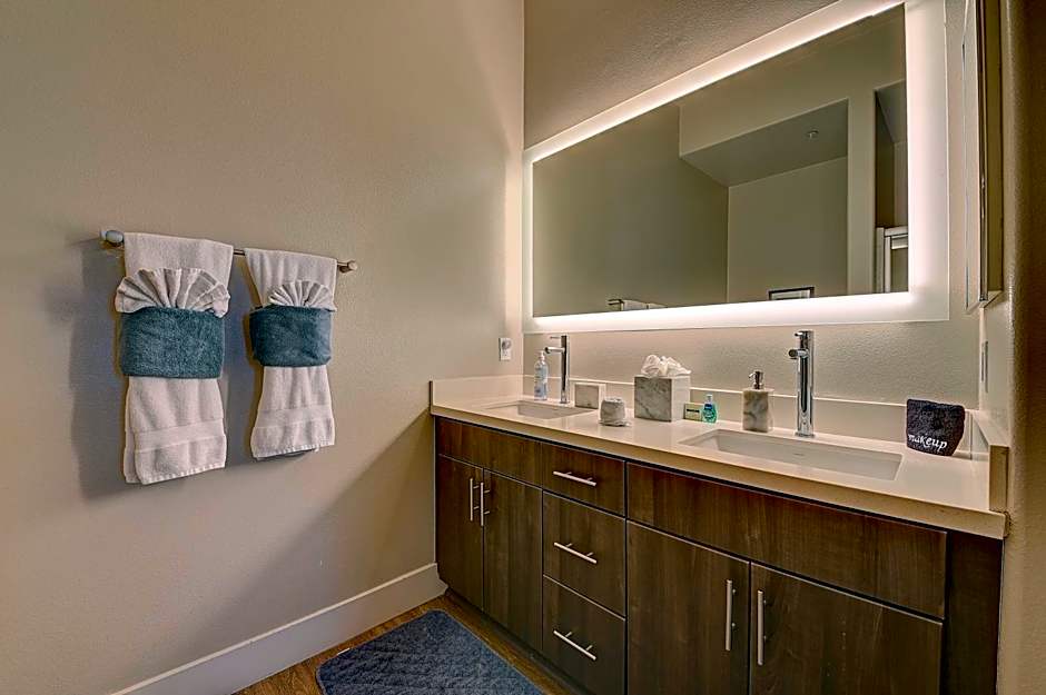 Penthouse One Bedroom Garden View Condo by UCLA