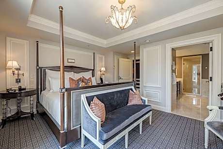 Suite Deluxe King Bed