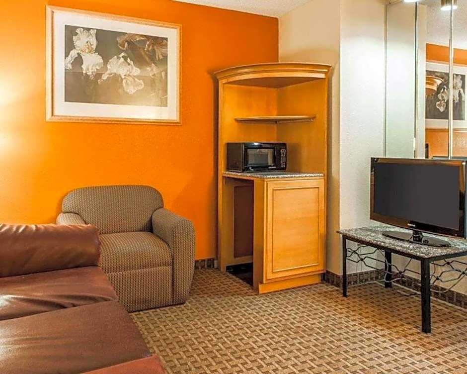 Quality Inn & Suites Shelbyville I-74