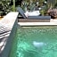 Un petit coin de paradis avec piscine et parking
