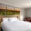 Days Inn and Suites by Wyndham Kansas City South