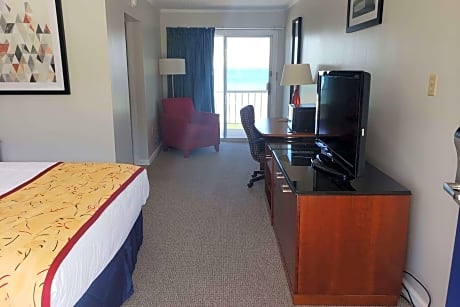 1 King Bed Lakefront View Non-Smoking Free Breakfast