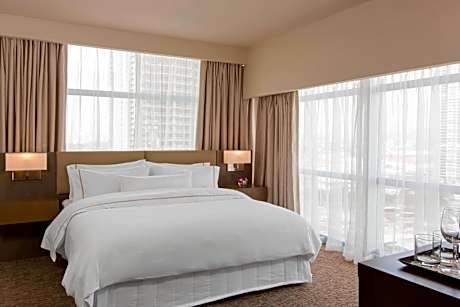 Business Suite, Club lounge access, 1 King, City view