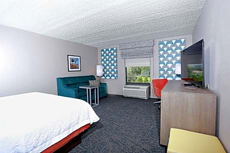 King Studio Suite with Whirlpool - Non-Smoking