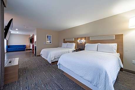 Queen Suite with Two Queen Beds and One Sofa Bed - Mountain View