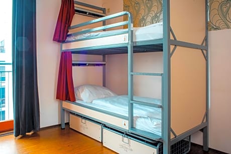 Bed in 6-Bed Dormitory Room with External Private Bathroom