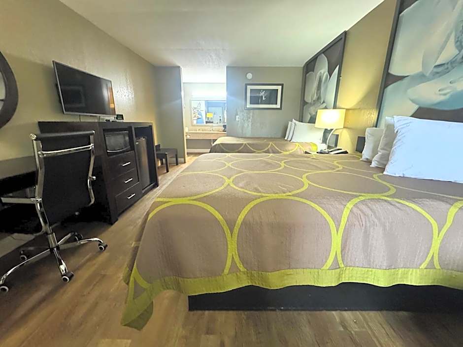Super 8 by Wyndham Tupelo Airport