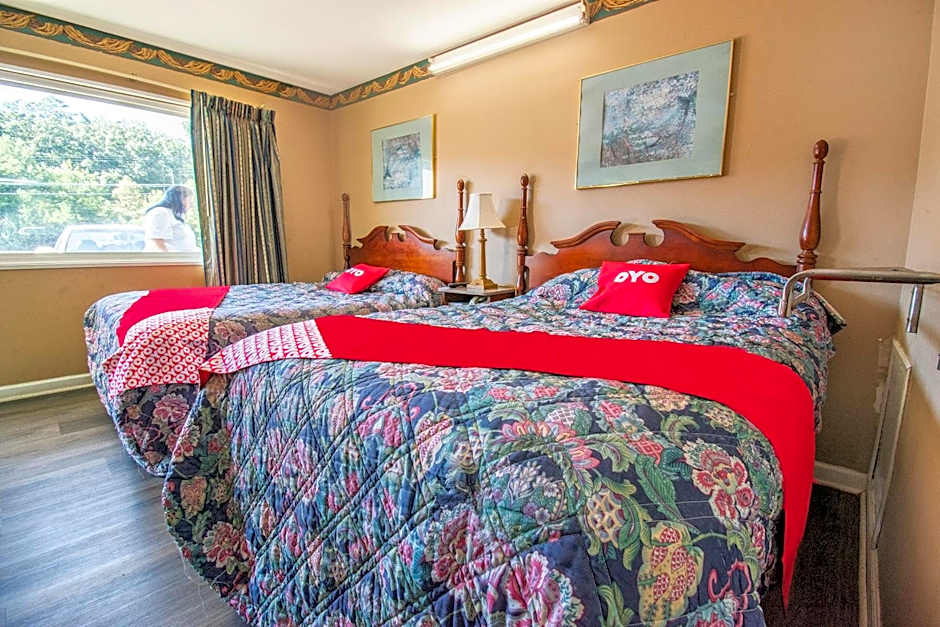 OYO Hotel Calhoun, GA I-75