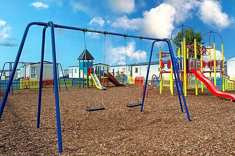 Chic, spacious & fun coastal retreat - family friendly - 3 min walk to beach