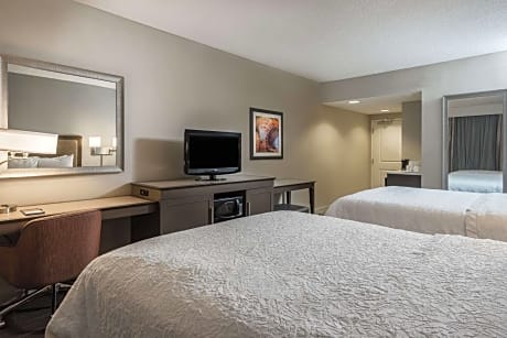 2 queen beds nonsmoking - hdtv/free wi-fi/refrigerator/ - wet bar/hot breakfast included -