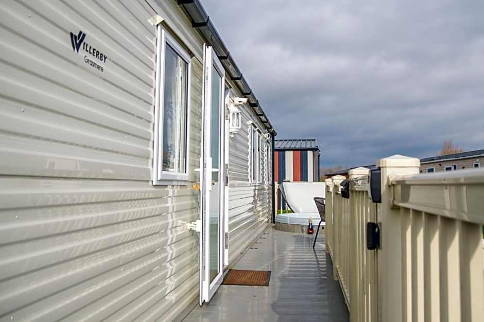 64 lancaster The lazy willow 3 bedroom hot tub caravan tattershall lakes