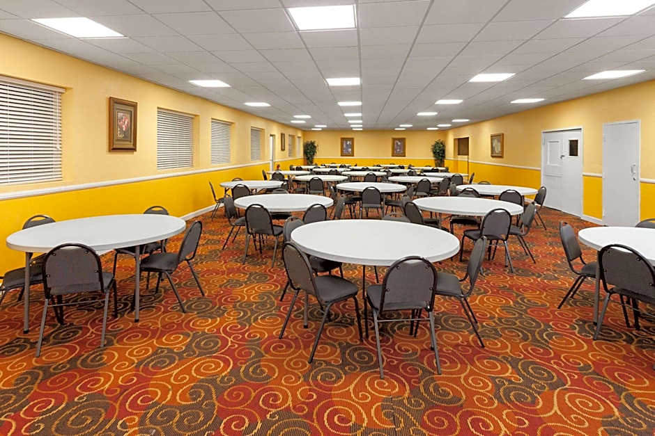 Days Inn by Wyndham Shelby
