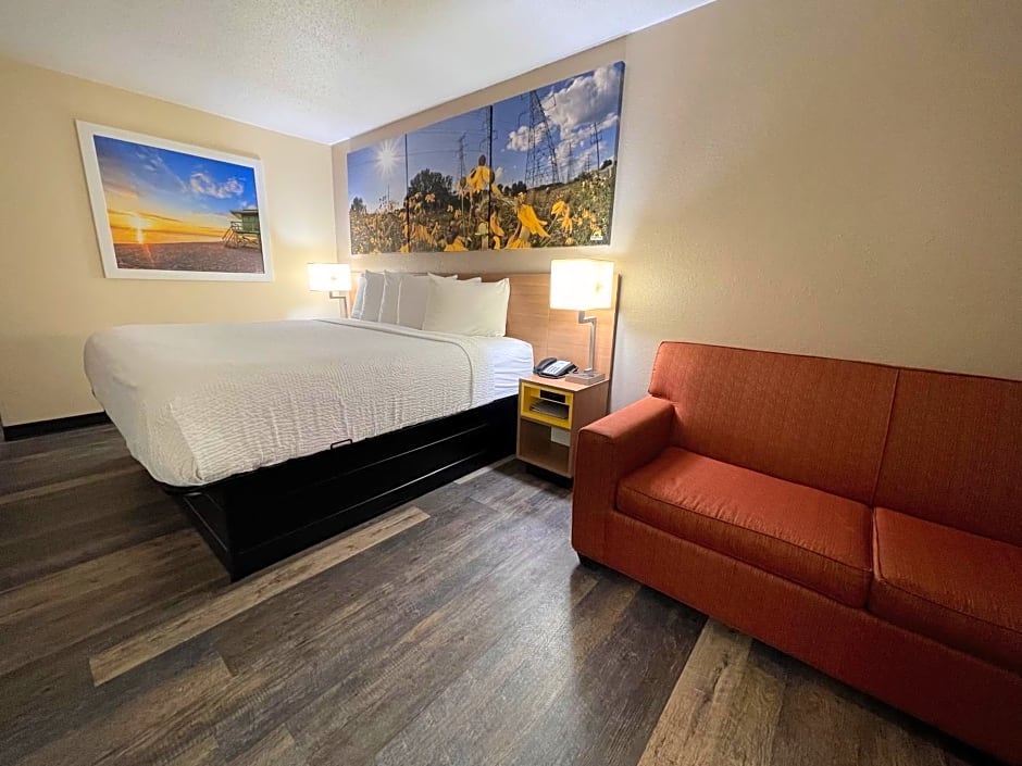 Days Inn & Suites by Wyndham Kaukauna WI