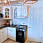 COUPLES GETAWAY, HONEYMOON SWEET, Perfectly Cozy Beach Front Condo with kitchen, pool, free parking,CHECK-IN AT DOOR