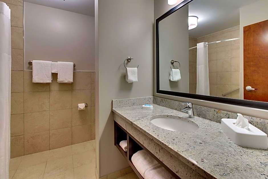 Drury Inn & Suites Cleveland Beachwood