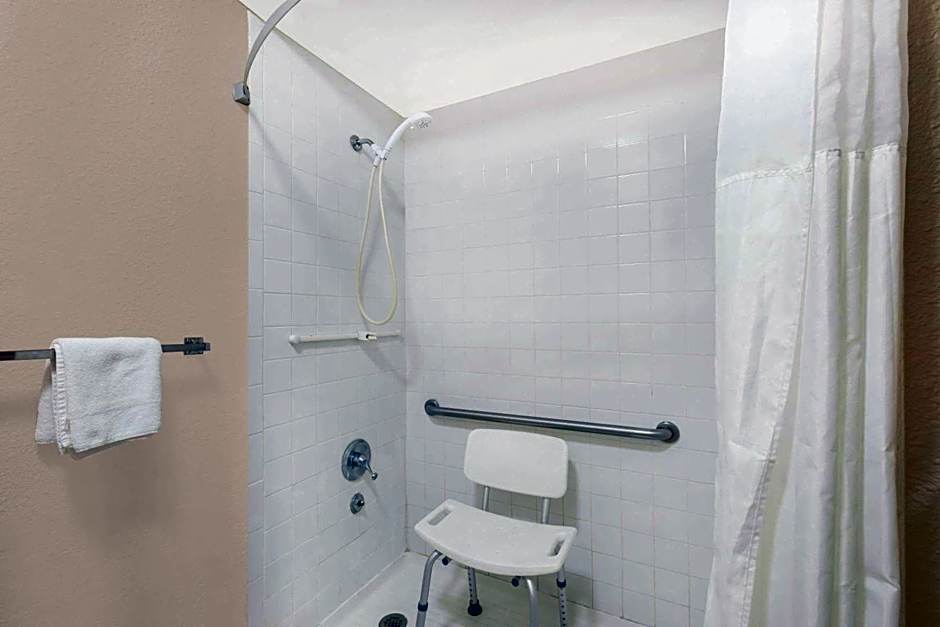 Days Inn by Wyndham College Station University Drive