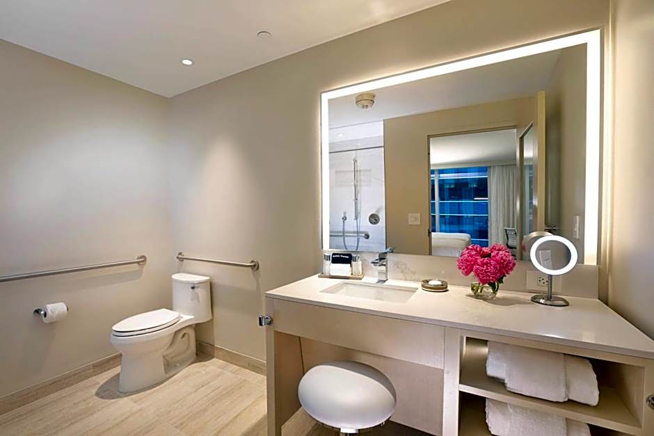 HALL Arts Hotel Dallas, Curio Collection by Hilton