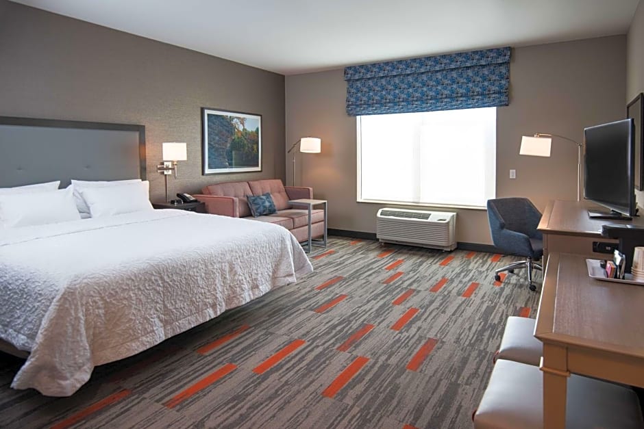 Hampton Inn By Hilton and Suites at Wisconsin Dells Lake Delton WI