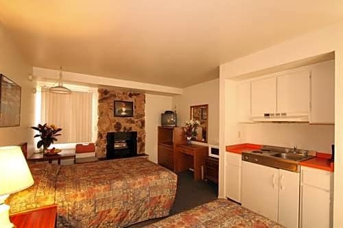 Monterey Fireside Lodge