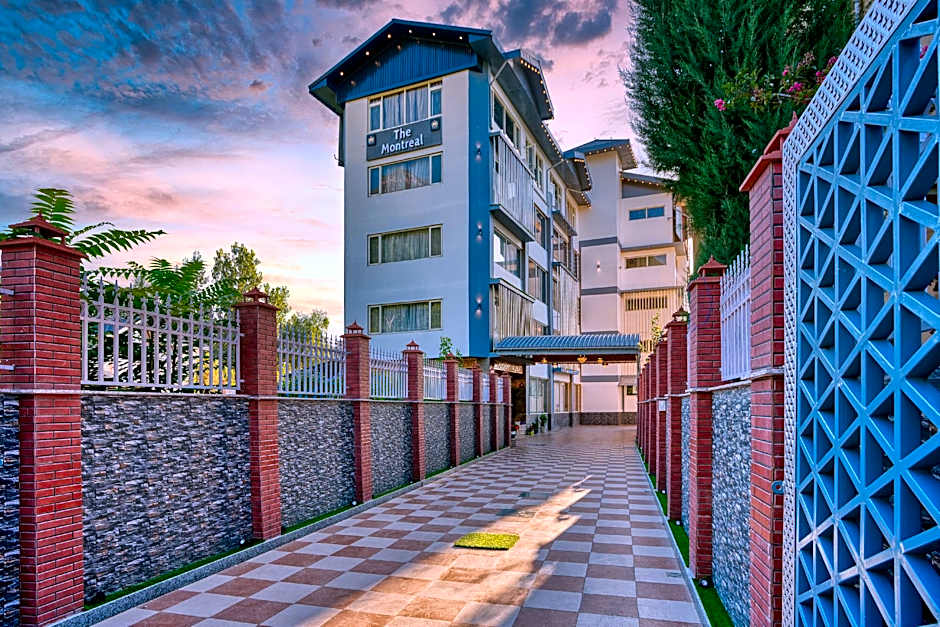 Hotel The Montreal Near by Dal Lake