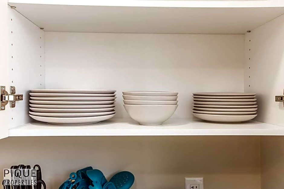 NEW, Euro-Style Suite, Whyte Avenue, AC, Netflix, Sleeps 6!