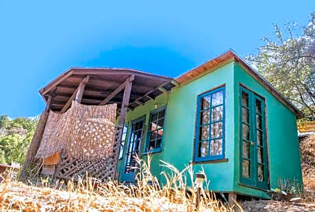 Backpacker's Dream with detached bathroom, private trails and creek!