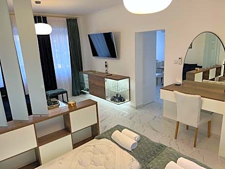 La Luna Premium Deluxe Apartment with Free Jacuzzi, Bikes & Covered Parking