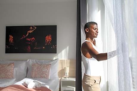 Deluxe Two-Bedroom Apartment with Garden View