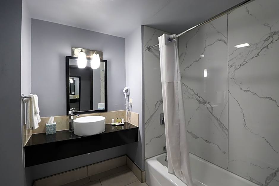 Days Inn & Suites by Wyndham Milwaukee