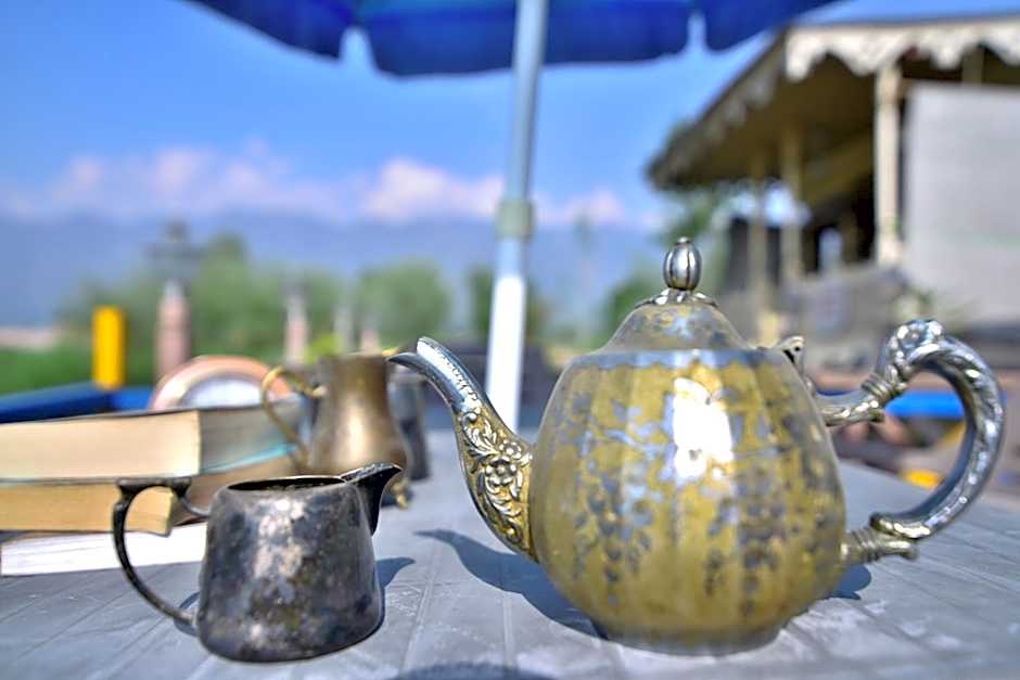 Golden Hopes Group of Houseboats