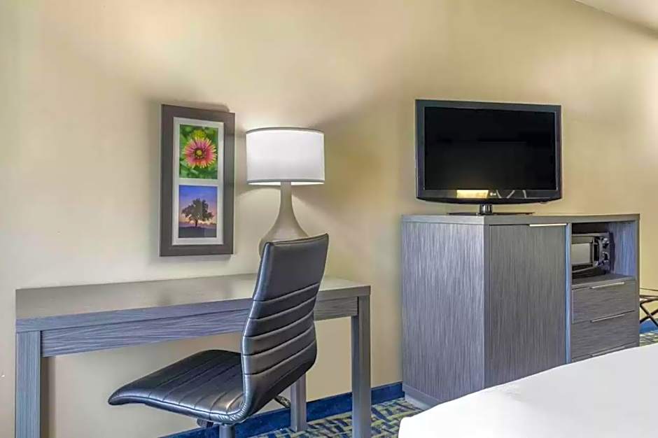 Comfort Inn & Suites Pauls Valley - City Lake