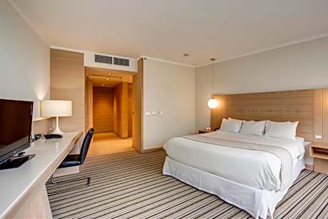 Standard 1 King Bed, Non Smoking