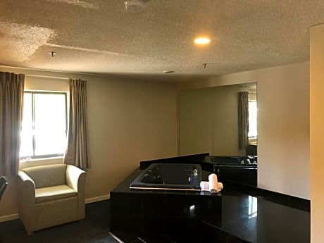 King Suite with Hot Tub - Non-Smoking