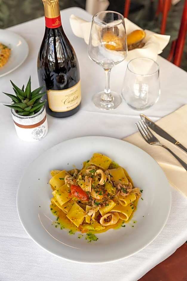 Hotel Plaza con piscina