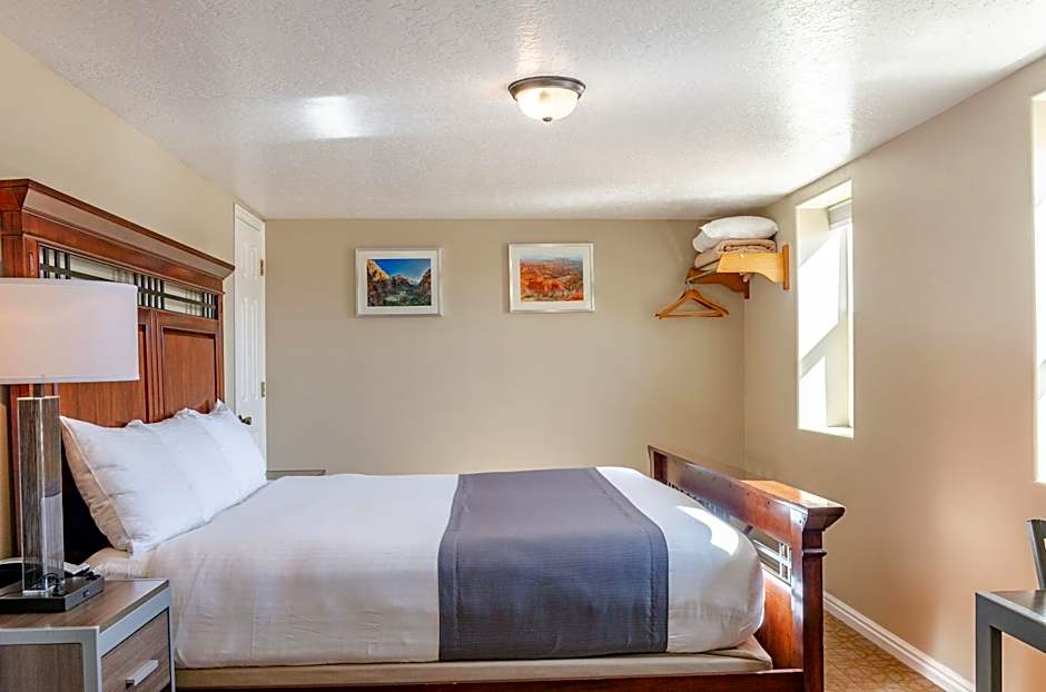 Mountain Ridge Cabins & Lodging Between Bryce and Zion National Park