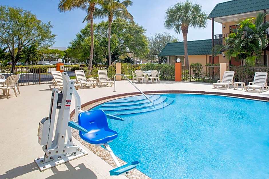 Super 8 by Wyndham North Palm Beach
