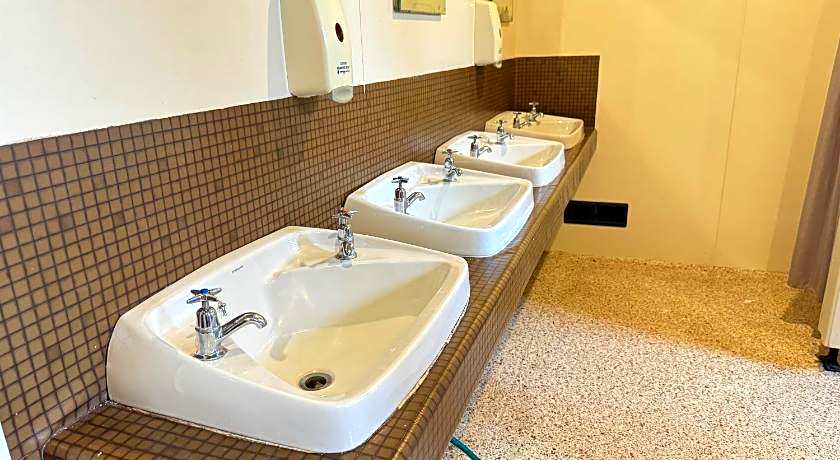 The Crossing Lodge and Backpackers