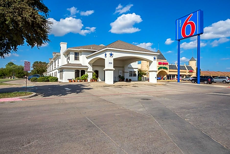 Motel 6 Dallas - Irving DFW Airport South