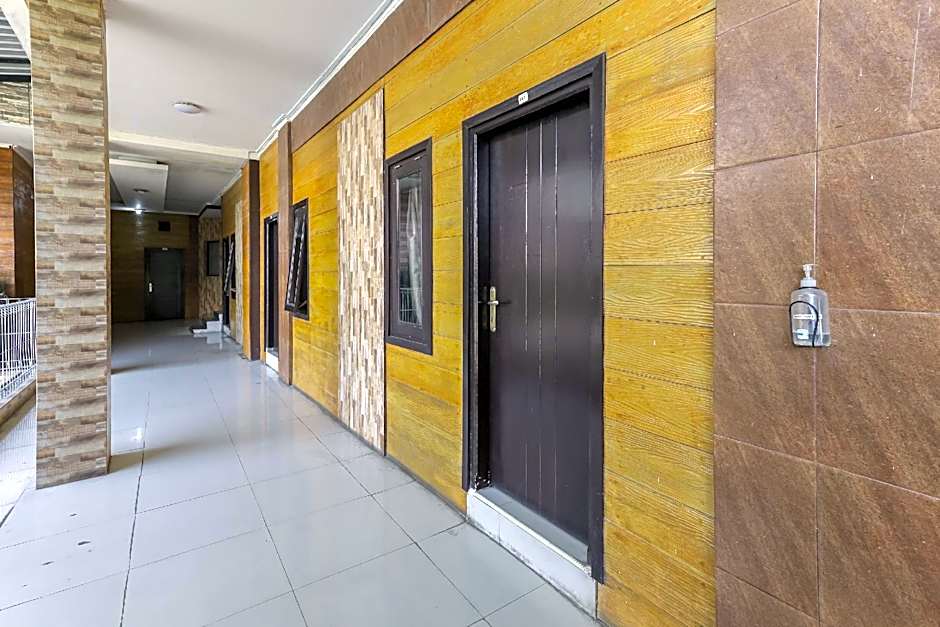 RedDoorz Plus near Museum Angkut Batu 4