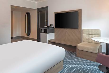 Queen Room with Roll-in Shower - Mobility Accessible