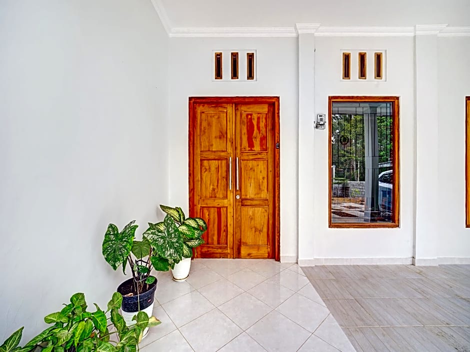 RedDoorz at Omah Candi Sari near Airport YIA