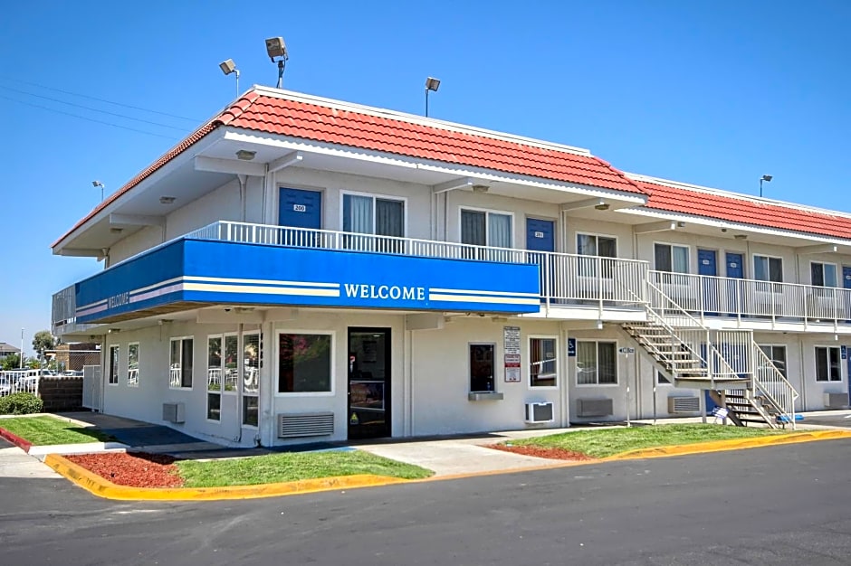 Motel 6 Fresno, CA - Blackstone South