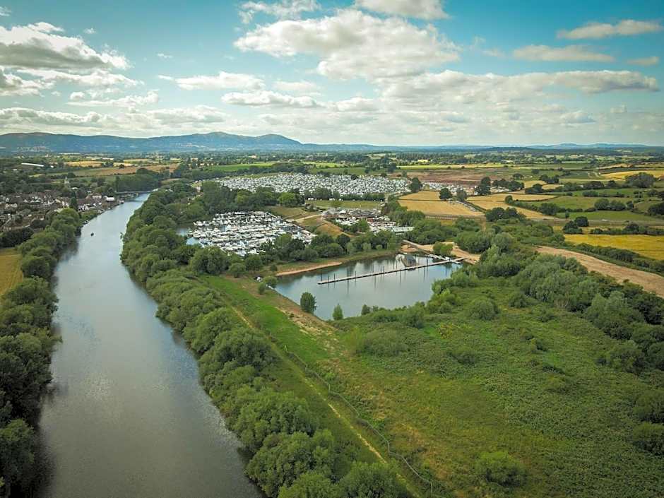 Berth 6 on Upton Lake, Upton-upon-Severn Home on Water