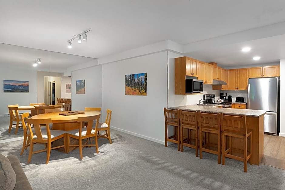 The Woodrun Lodge by Whiski Jack