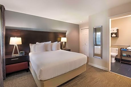 Two-Bedroom Two Queen Beds with Bathtub - Mobility Accessible