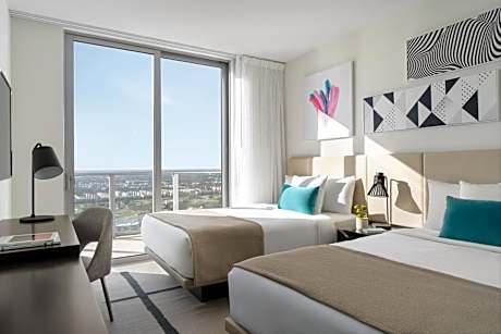 3 Bedroom Corner Suite View-Ocean/Intra/City-Mobil Roll In Shower with Kitchen