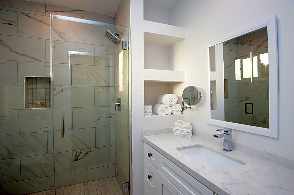 Studio City Court Yard Hotel